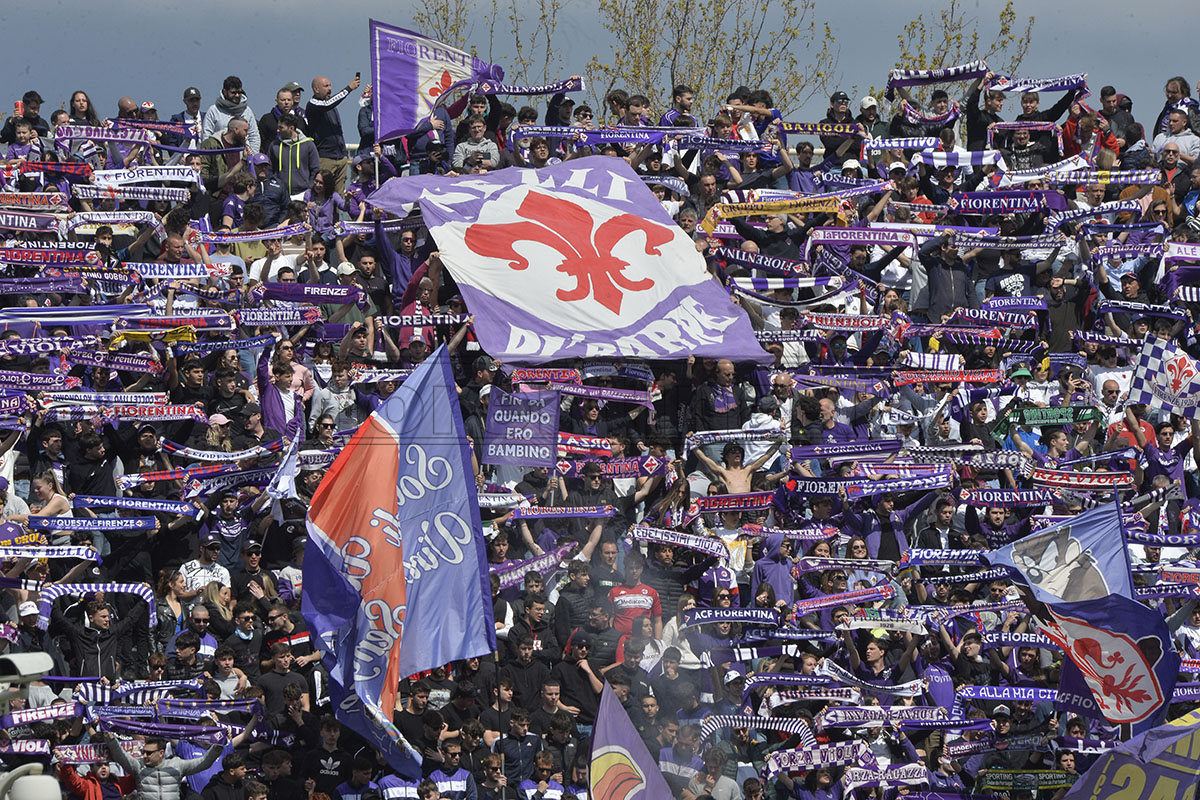 In aereo, in treno, con i pulmini: tanti viola presenti a Poznan. Stadio esaurito