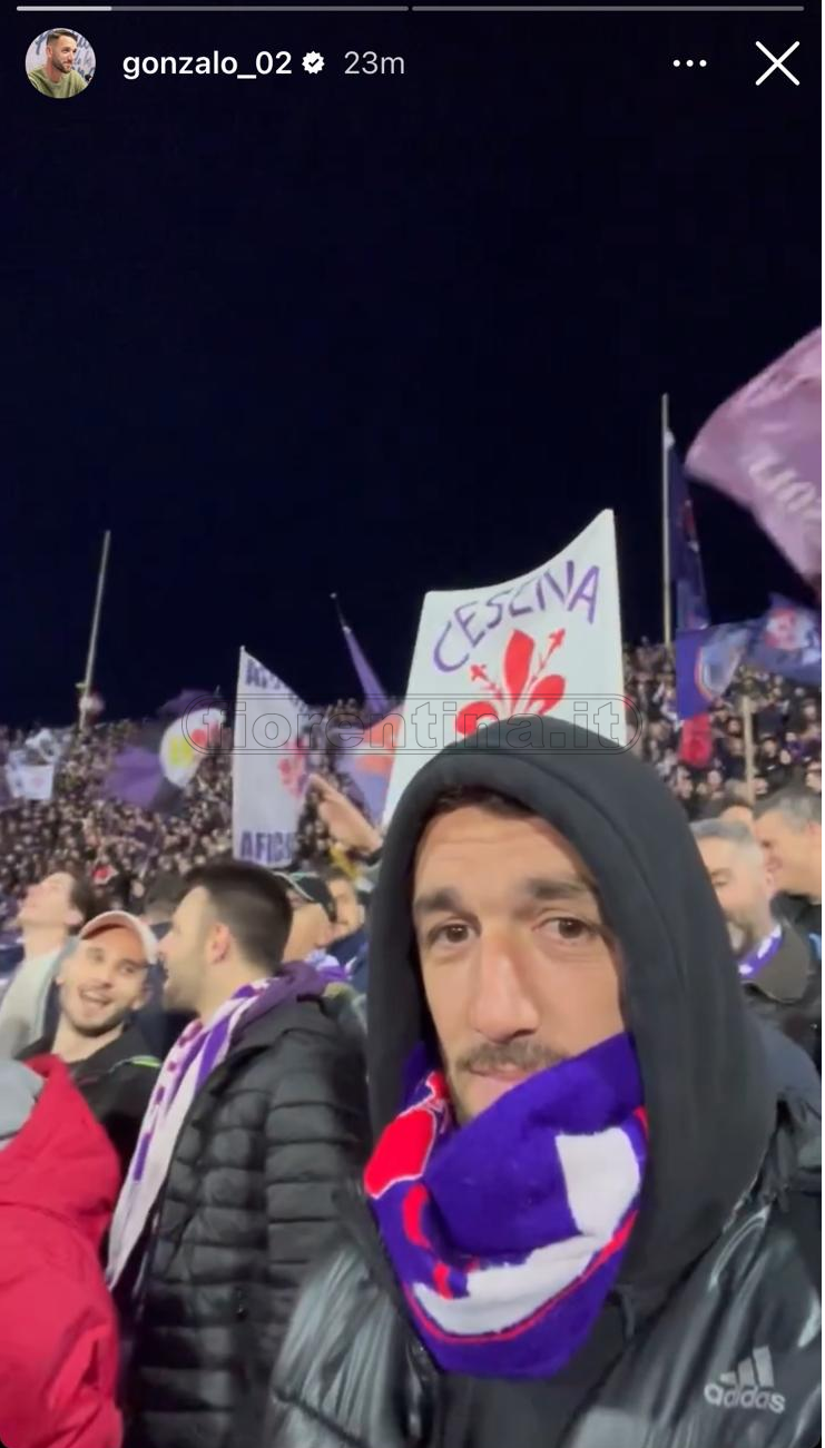 Tifoso d'eccezione in Curva Fiesole: con la sciarpa viola ecco... Gonzalo Rodriguez (FOTO)