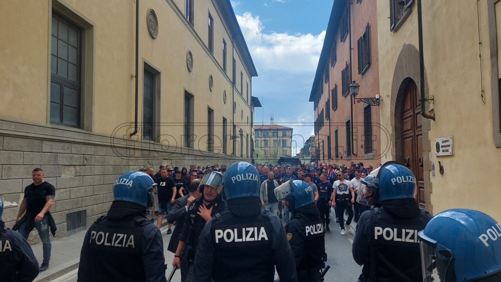 Tensione in centro tra i tifosi del Lech Poznan e la polizia