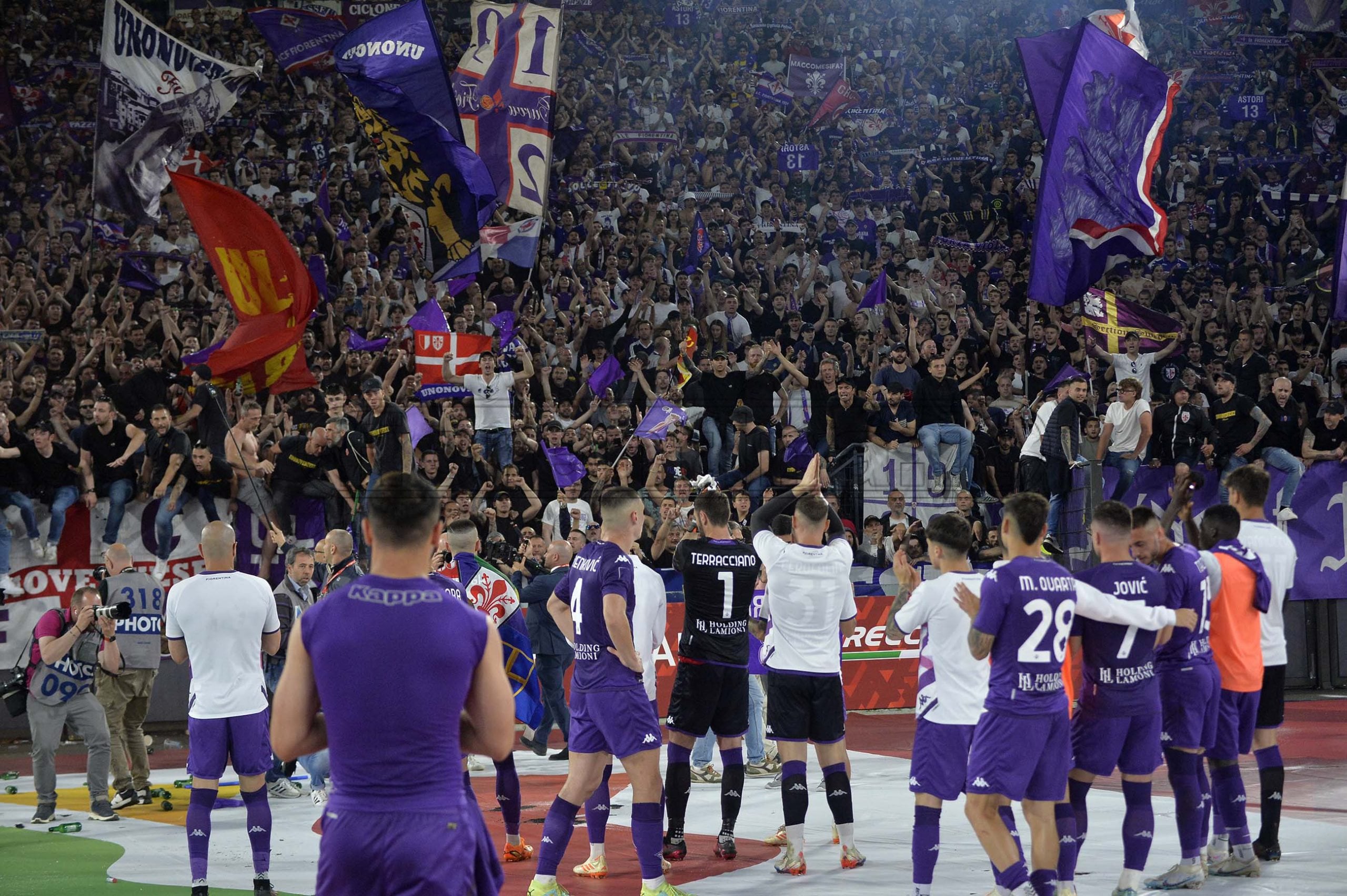Coreografie, applausi e sostegno. Firenze ha vinto ancora, ora serve che vinca anche la Fiorentina
