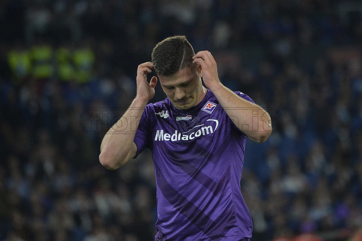 Le lacrime di Jovic e Cabral. Il serbo si lascia andare dopo il saluto della curva