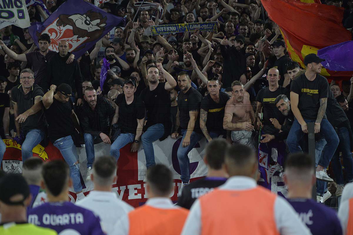 Finale Coppa Italia, il gesto di rispetto degli ultras viola apprezzato da quelli della Roma