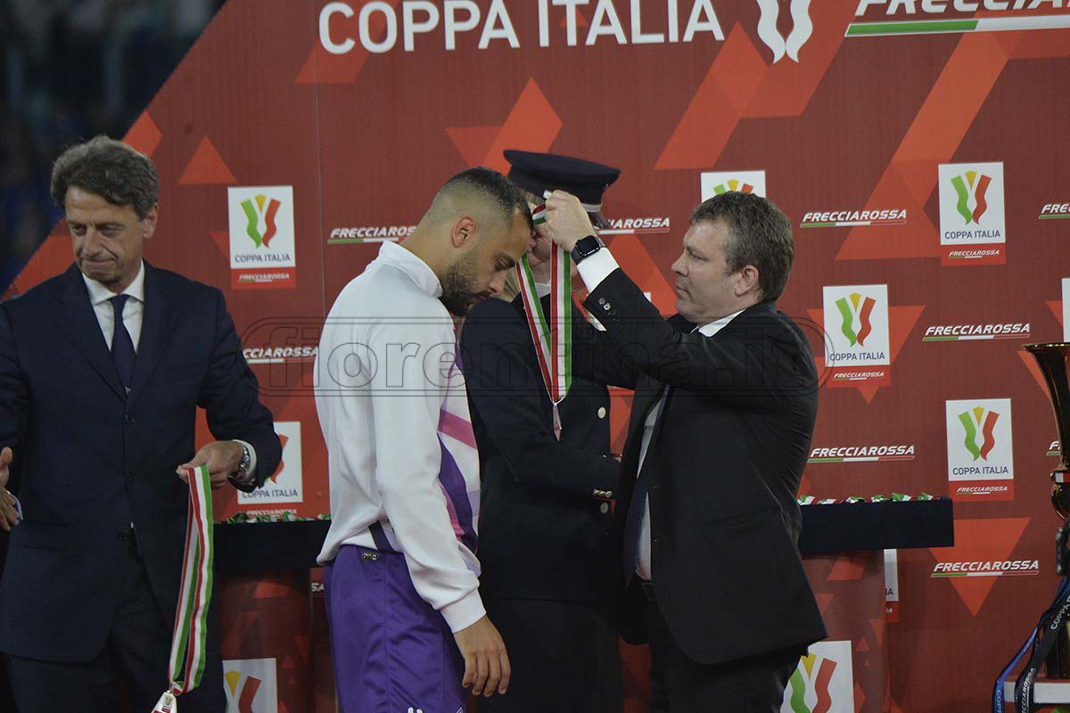 Coppa Italia, medaglie finite. Che imbarazzo sul palco