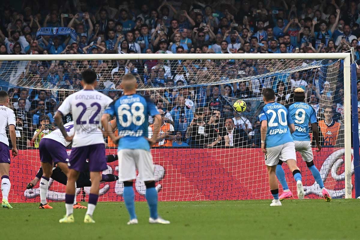 Sconfitta di rigore a Napoli... ma fa poco male. La Viola tiene prima della Conference