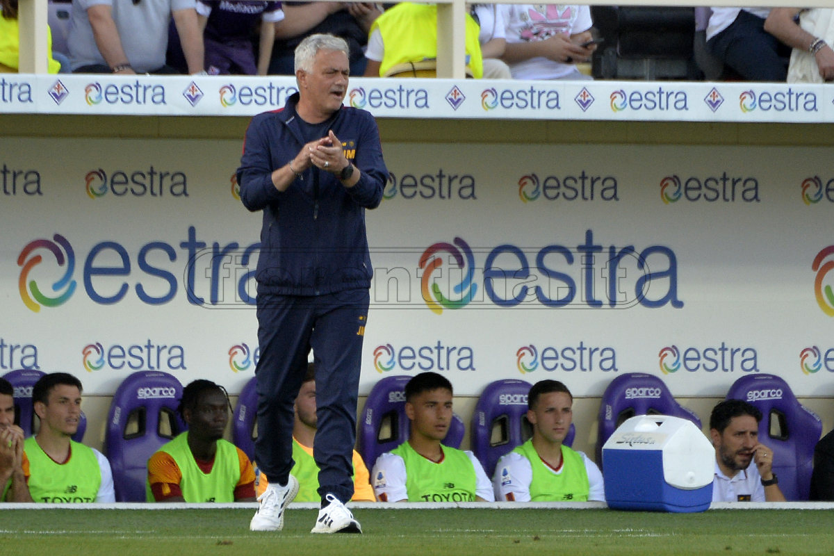 Fiorentina-Roma, scintille all'altezza delle due panchine: Mourinho ammonito