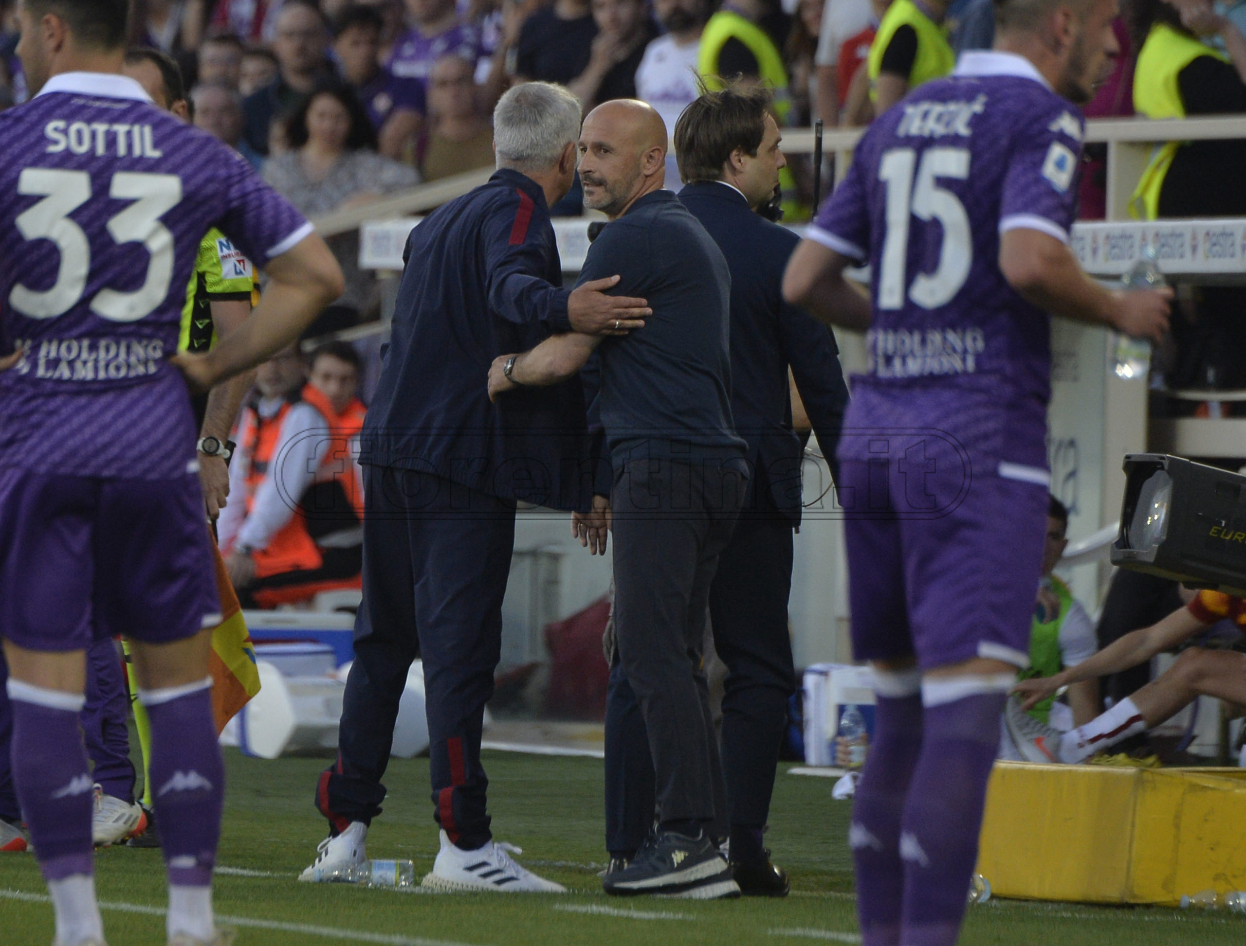 Italiano, la reazione ai tifosi dietro la panchina. Poi incita la folla. Litigi e abbracci con Mourinho