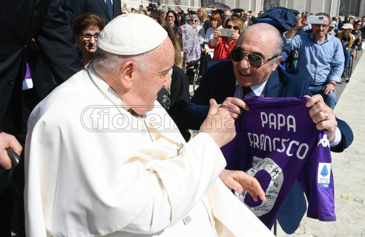 Rocco Commisso in visita dal Papa: in regalo una maglia della Fiorentina