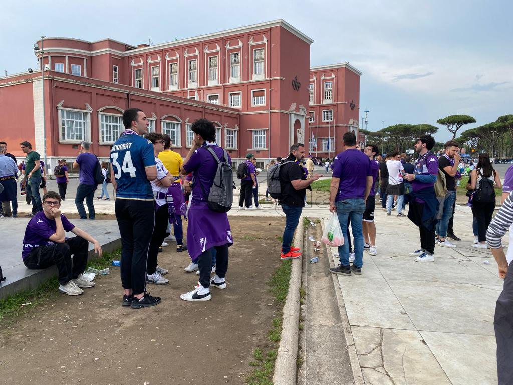 Roma si colora di viola: inizia l'avvicinamento all'Olimpico (FOTO VI.IT)