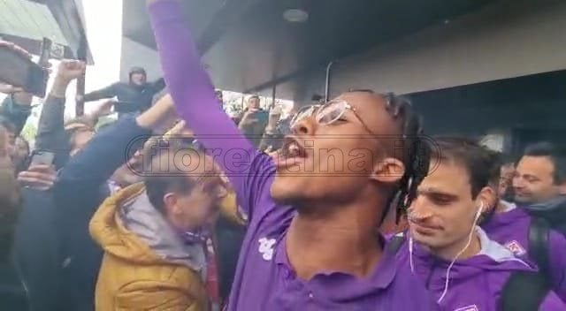 Fiorentina accolta da un bagno di folla all'aeroporto (VIDEO VI.IT)