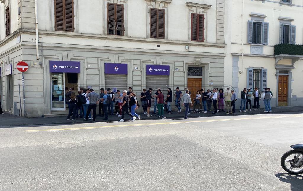 Foto Vi.it, biglietti: anche oggi lunghe code alla biglietteria ufficiale della Fiorentina