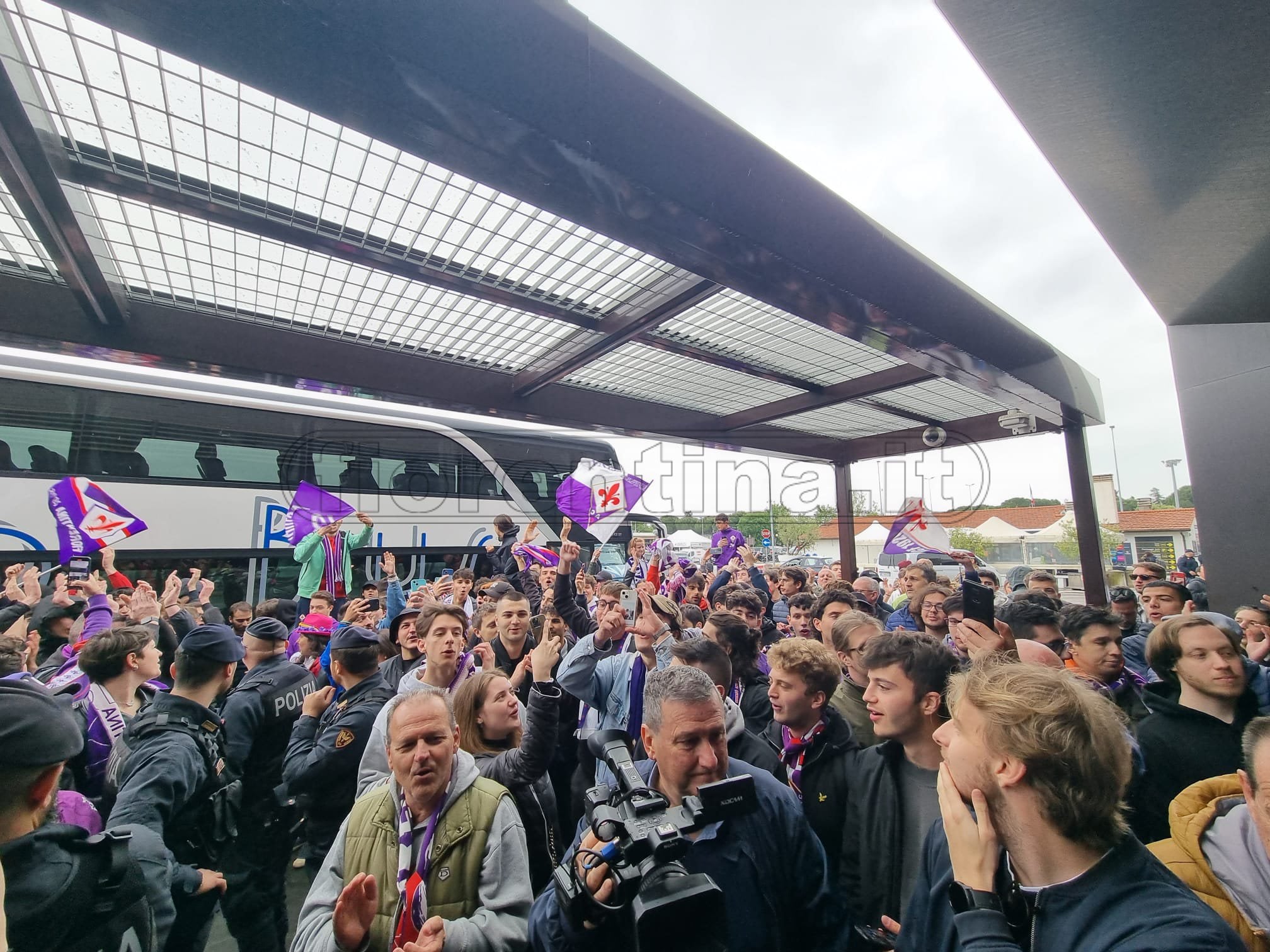 Tanti tifosi all'aeroporto ad aspettare l'arrivo della Fiorentina (VIDEO VI.IT)
