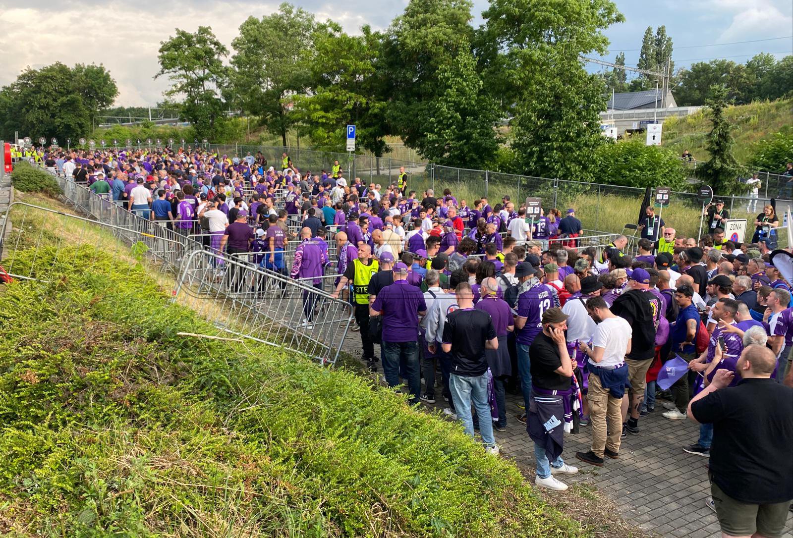 Praga, l'onda viola all'ingresso dell'Eden Arena (FOTO-VIDEO VI.IT)
