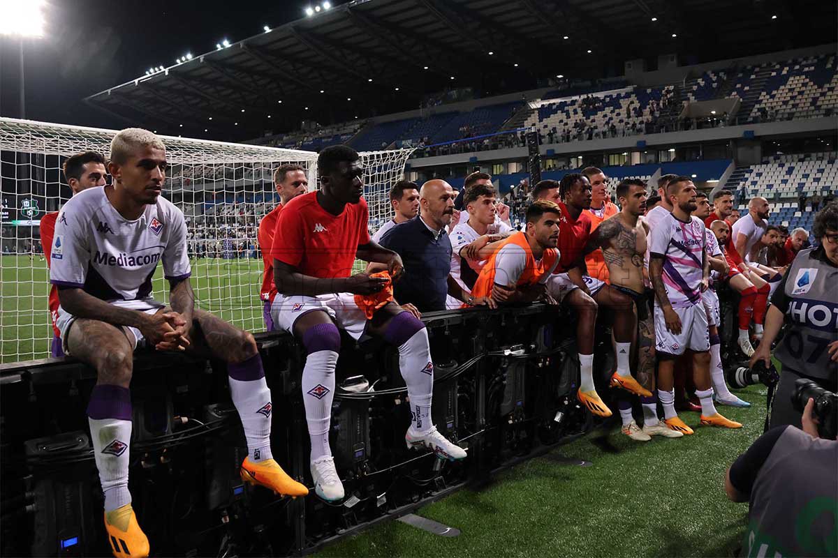 Cori, applausi e... tutti sotto la curva. La carica dei tifosi a Reggio Emilia (FOTO VI.IT)