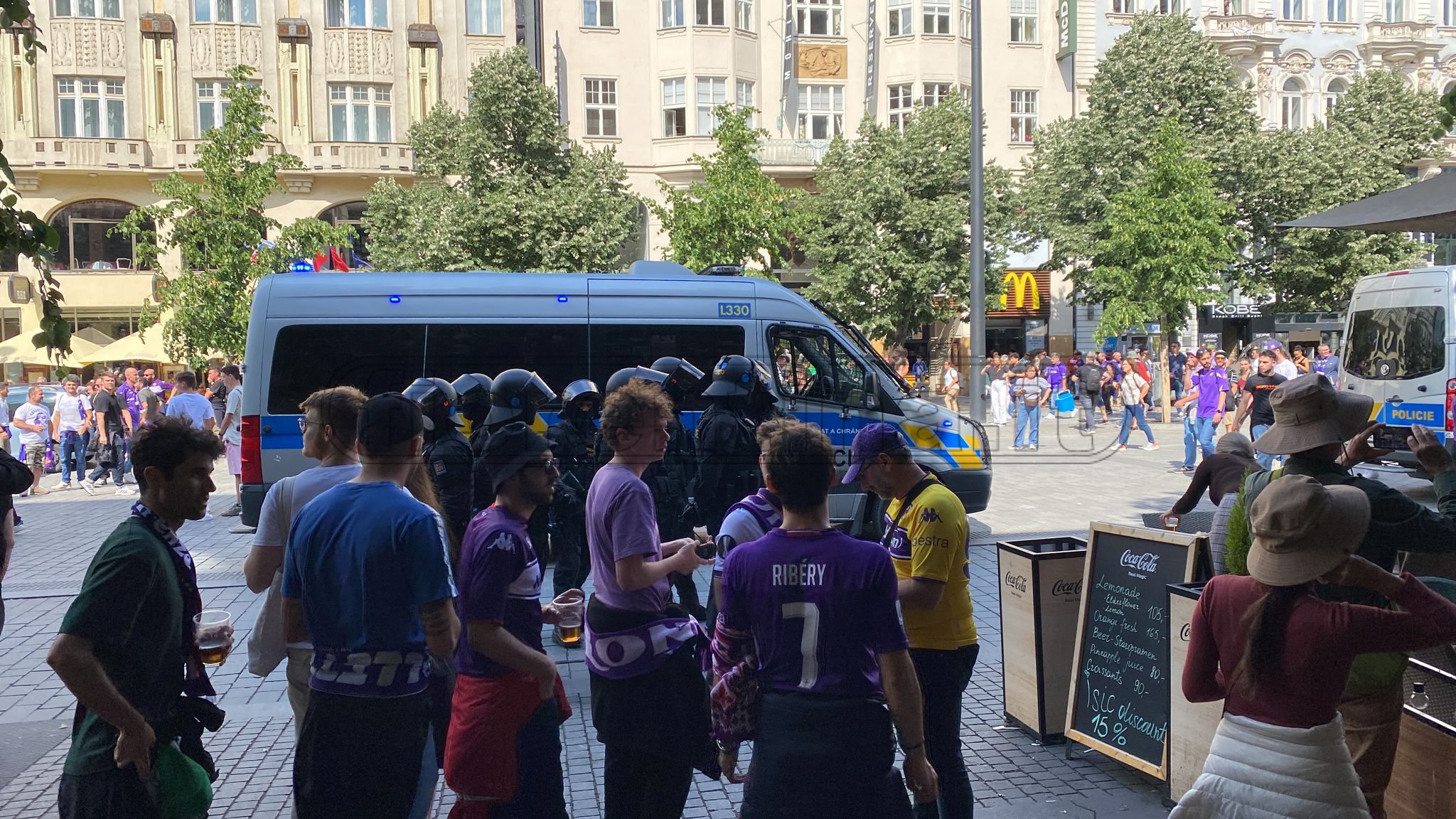 Tifosi viola in arresto a Praga, ecco cosa rischiano. Da Enschede a Basilea: diversi episodi di violenza