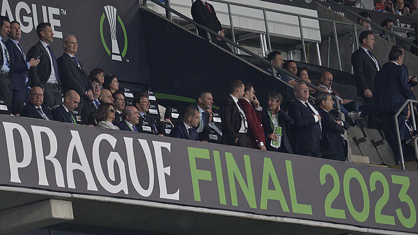 Uefa, arrivano le sanzioni: anche la Fiorentina colpita. Multa ed una trasferta senza tifosi. Il West Ham...