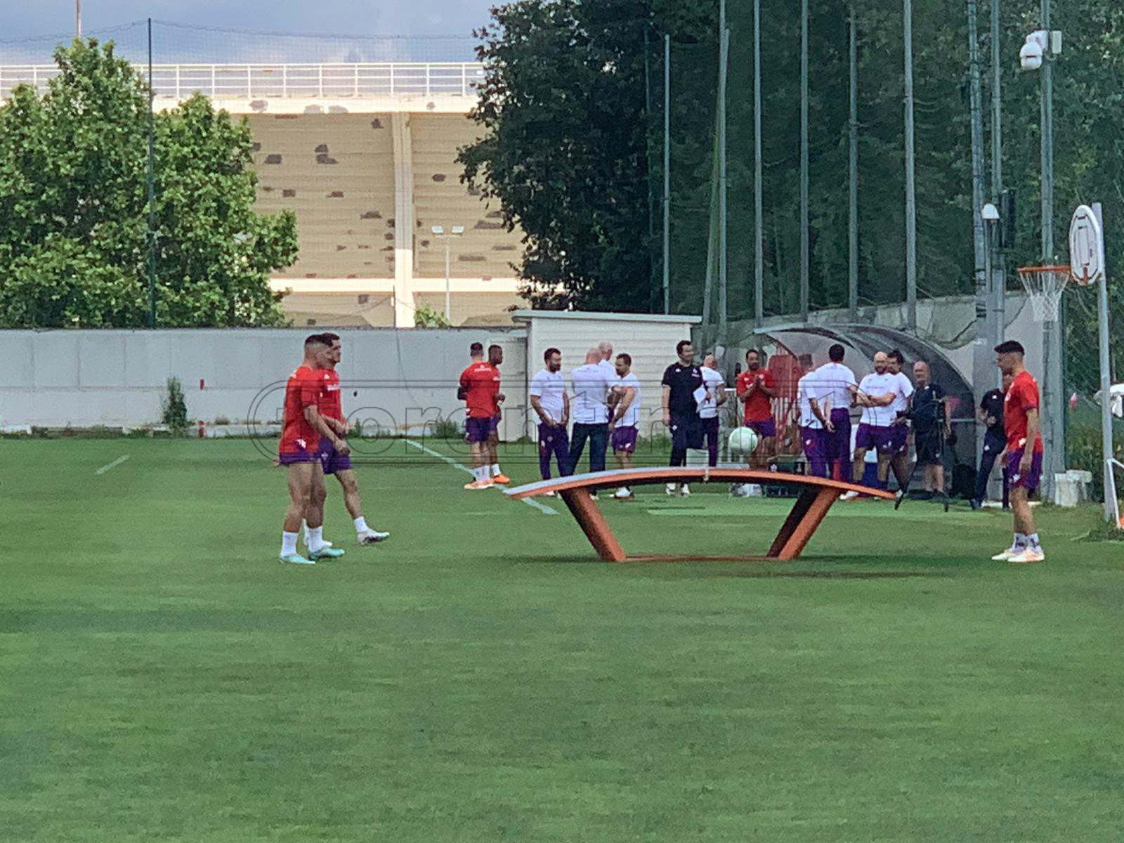 Fiorentina in campo per la rifinitura. Castrovilli si allena da solo