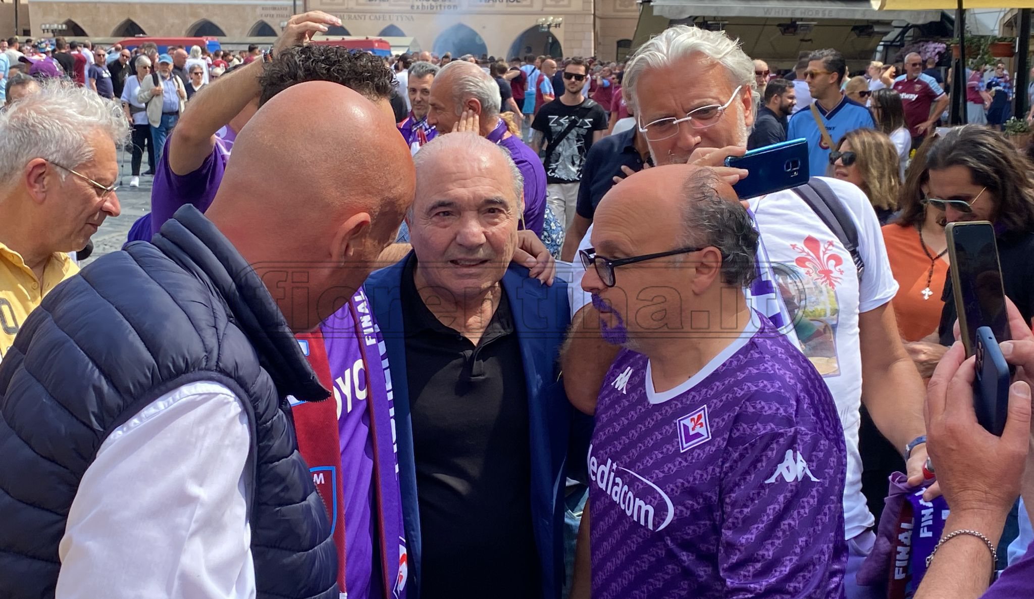 Commisso in centro a Praga incontra i tifosi della Fiorentina (VIDEO VI.IT)