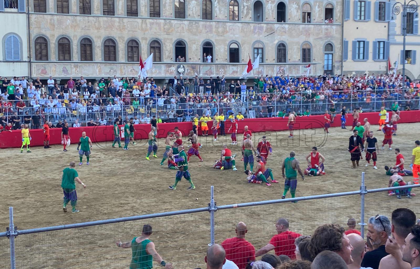 Calcio Storico, i Rossi battono 7 e mezzo a 2 i Verdi. Finale il 24 giugno contro gli Azzurri