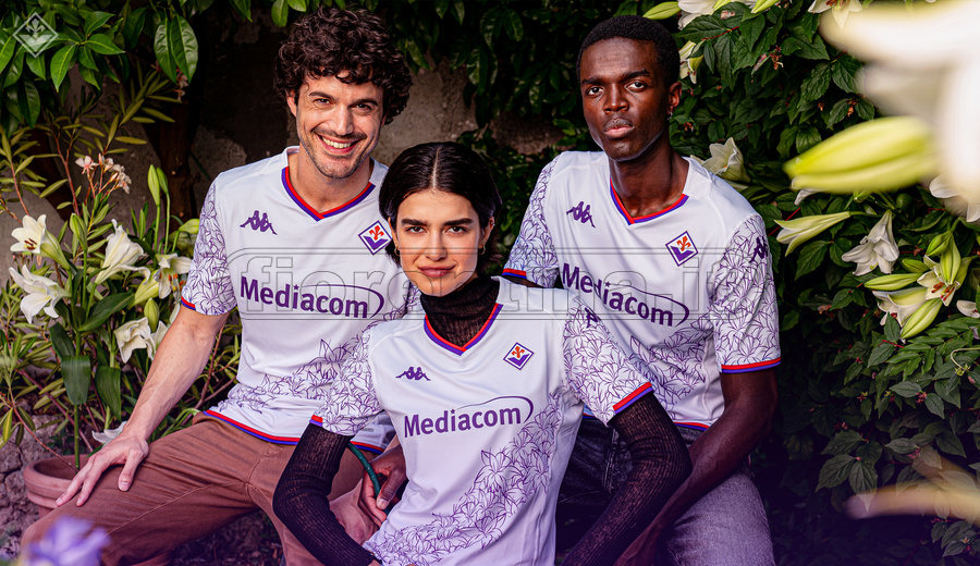 Fiorentina, svelata la seconda maglia. Sui social vince l'ironia