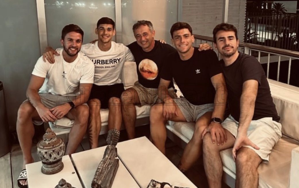 Martinez Quarta, ultime ore di vacanze ad Alicante con l’agente (FOTO)