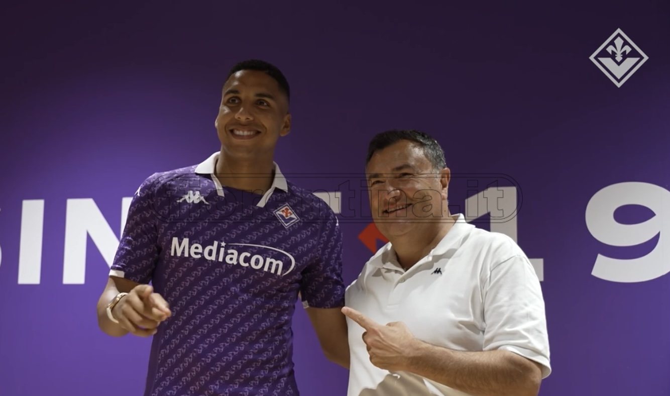 Italiano alla scoperta del Viola Park. Sabiri posa con la maglia della Fiorentina