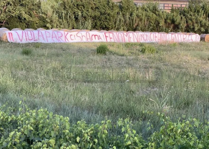 Ancora niente tifosi, spuntano due striscioni: "Il Viola Park ci s'ha ma i fenomeni non ci fanno entrà"
