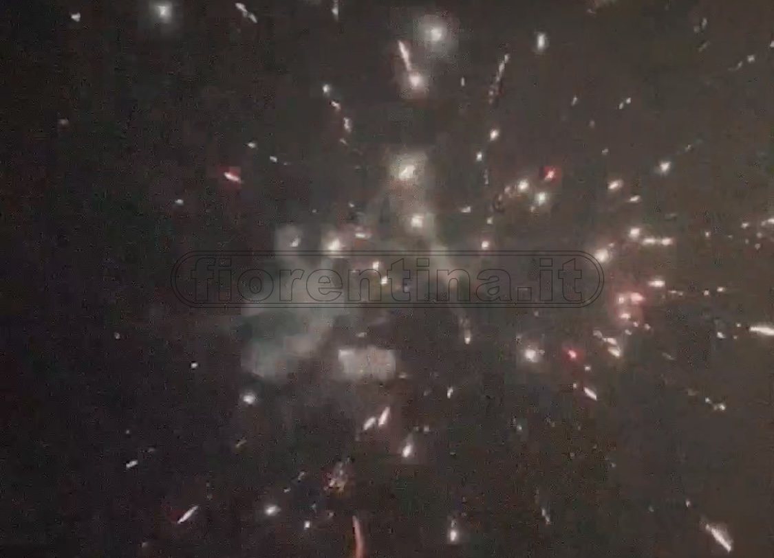 Curva Fiesole, torce e fuochi d'artificio per i 97 anni della Fiorentina (VIDEO)