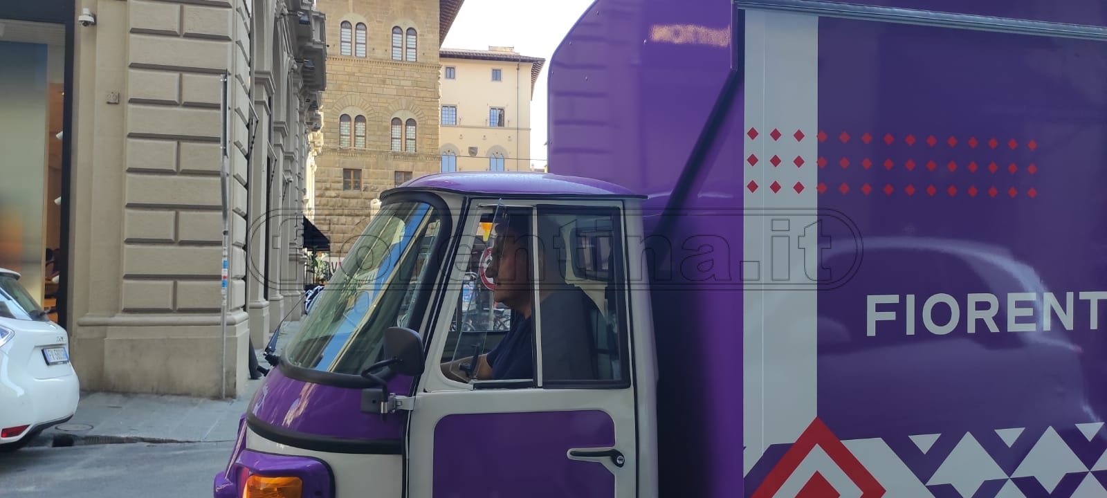 L'apecar viola sfila in centro a Firenze: Barone tra fiorentini e turisti (VIDEO)