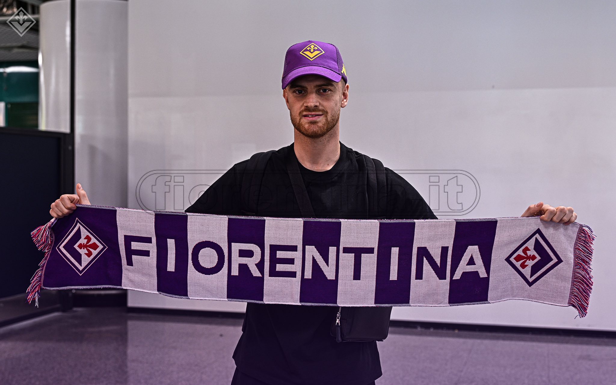 Beltran, il neo attaccante della Fiorentina è atterrato a Roma. Ora la partenza per Firenze