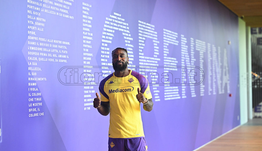 Fiorentina, ufficiale l'arrivo di Nzola