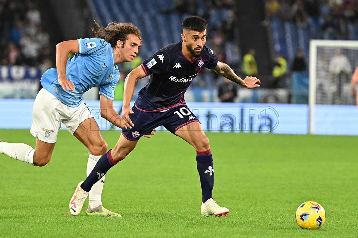 Fiorentina-Lazio, squadre a confronto: 7 km di media in più per gli ospiti. 6 vittorie su 13 fuori per Sarri