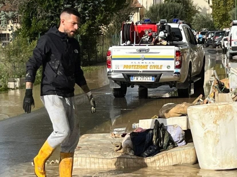 Biraghi, cuore di capitano. Un giorno tra gli alluvionati di Campi Bisenzio
