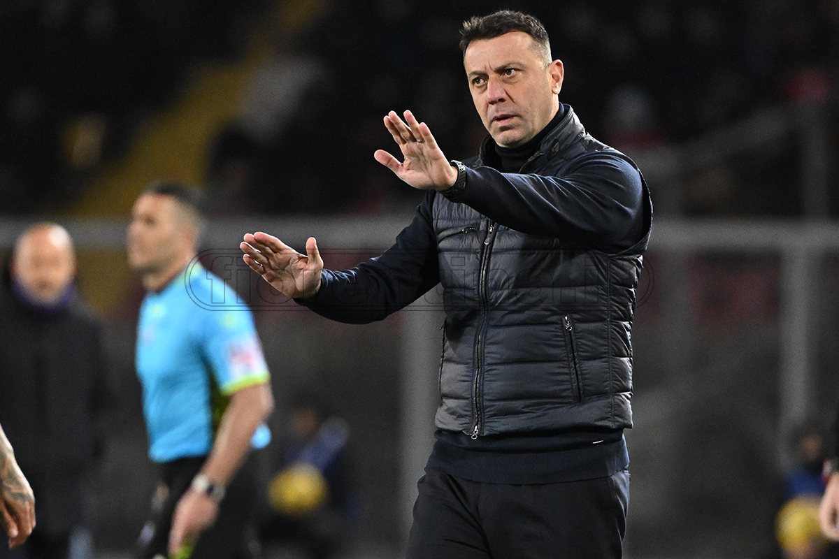 Caos nel dopo partita di Lecce-Verona: testata di D'Aversa a Henry
