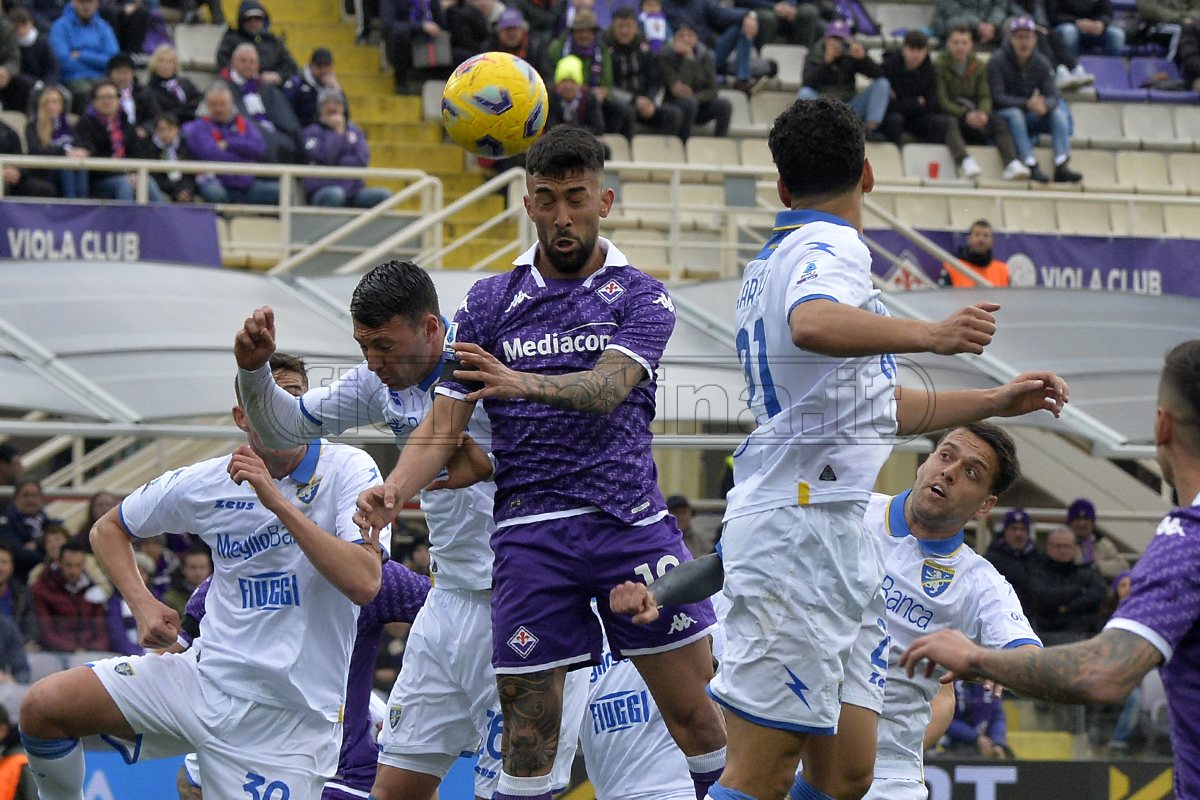 Fiorentina-Roma vuol dire gol di testa. Nessuno in A come viola e giallorossi
