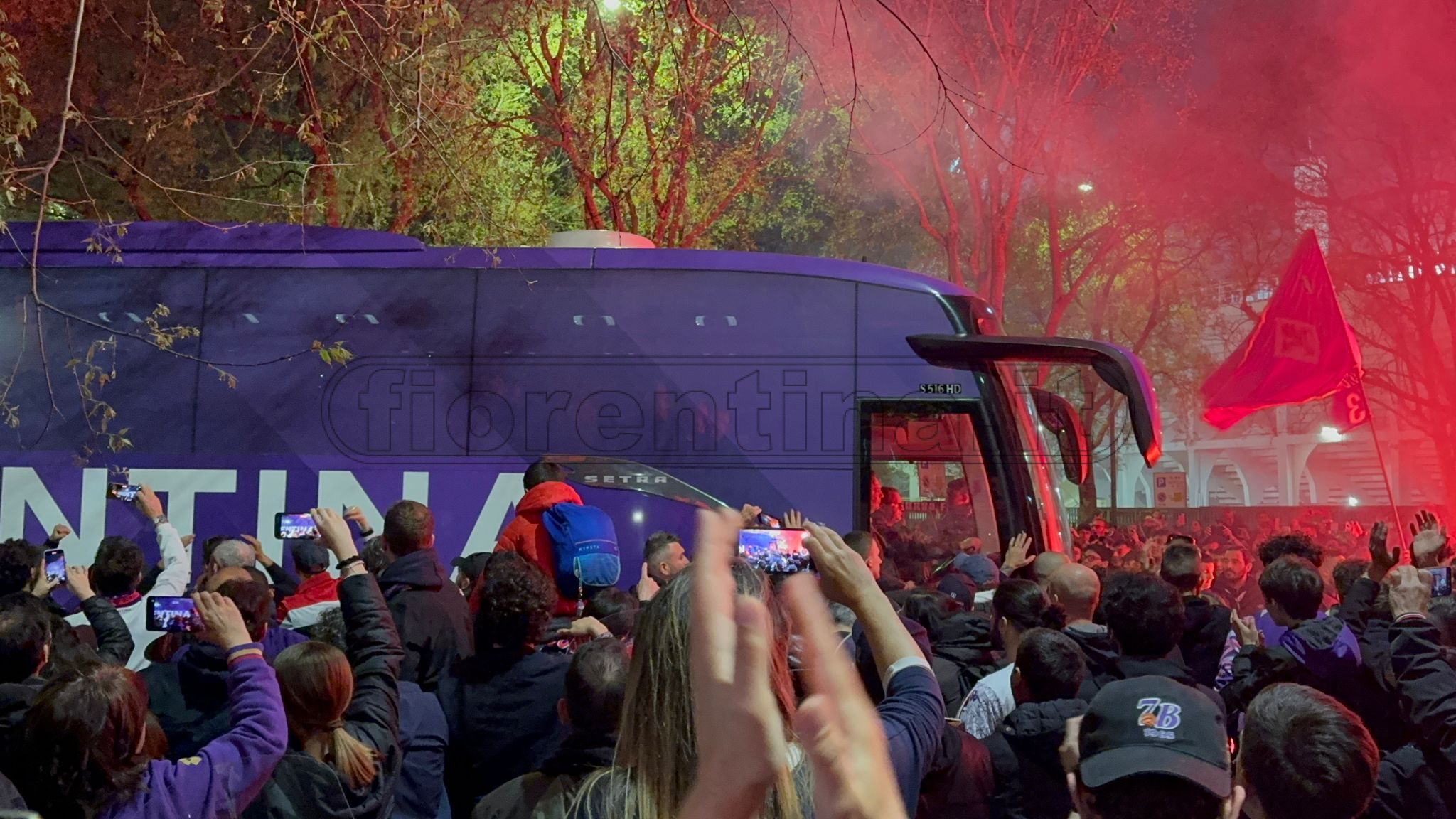Dal Franchi, i tifosi caricano i giocatori all'arrivo del pullman (VIDEO/FOTO VI.IT)